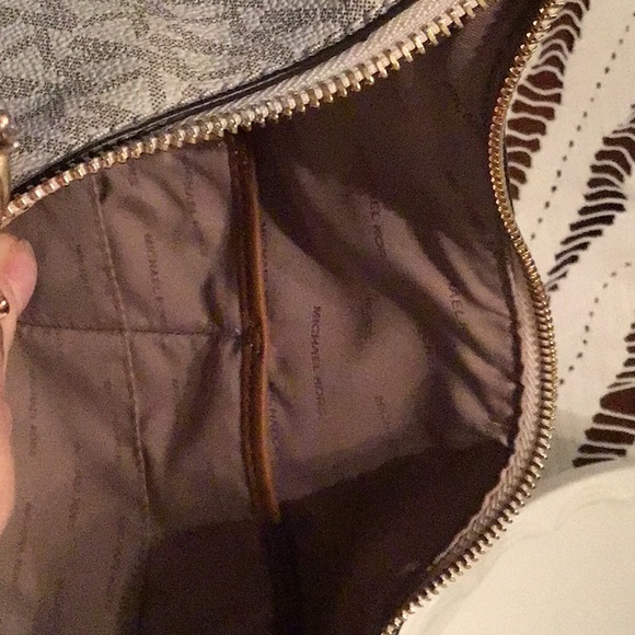 Michael Kors Lydia Large signature logo print with shiny gold tone hardware - Picture 4 of 7